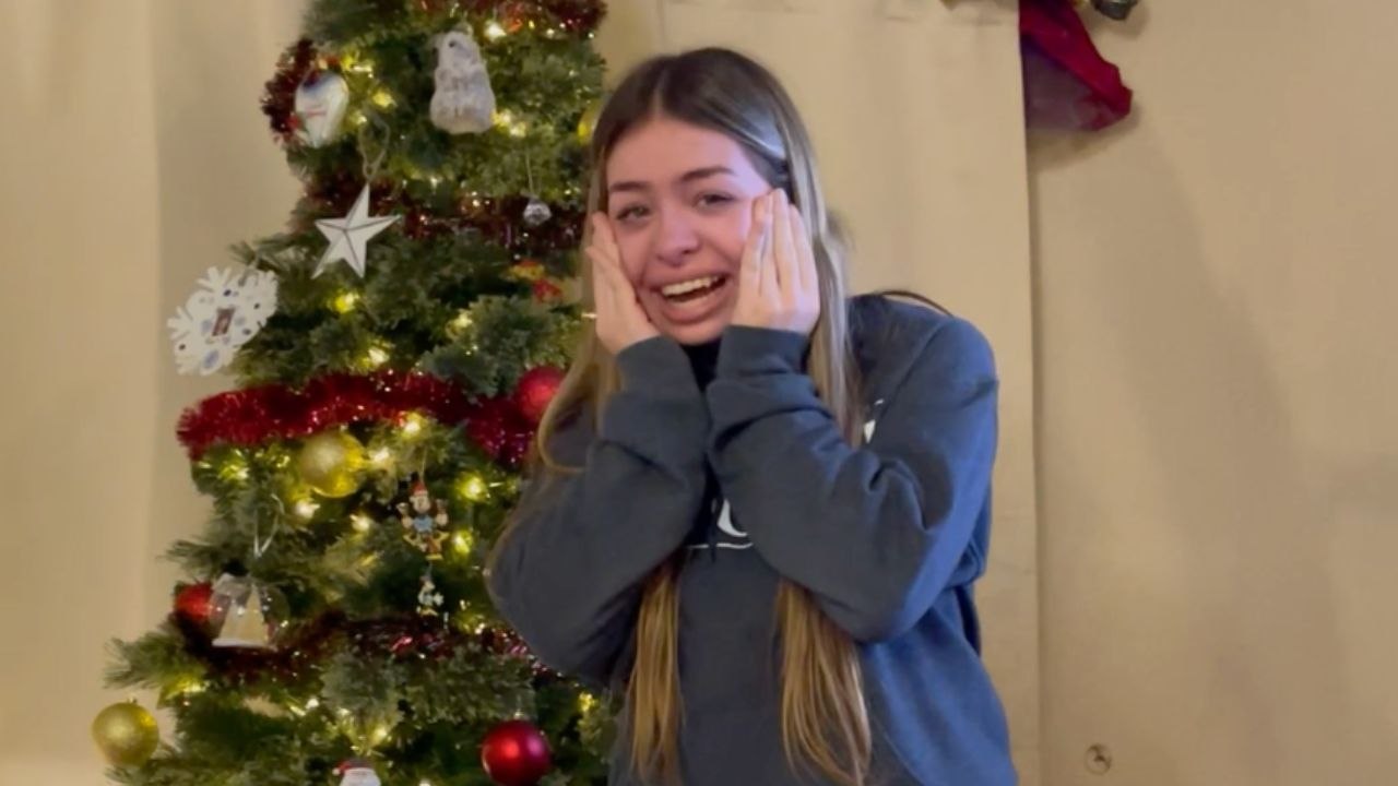 Teen Who Used Taylor Swift's Music To Get Through Dad's Passing Surprised With Concert Tickets | Happily TV