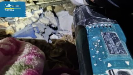 Un equipo de bomberos españoles rescatan a un joven turco entre los escombros