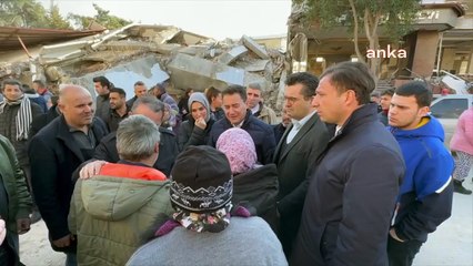 Video herunterladen: Babacan'ın dinlediği Hataylı depremzede: Oğlum göçük altında, çıkartamıyorlar, benim bir tane oğlum var!