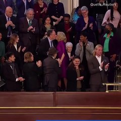 ¿Fue o no en la boca? El polémico beso entre la esposa de Biden y el esposo de Kamala Harris