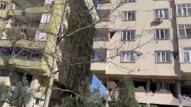 Kahramanmaraş'ta Yıkılan Burç Apartmanı'nda Yakınlarından Haber Bekleyen Yurttaş: Bugün Herhalde Cumhurbaşkanı Gelecek Diye Bu Araçlar Geldi.