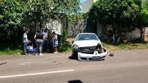 Clio capota após colisão com BMW no Parque São Paulo