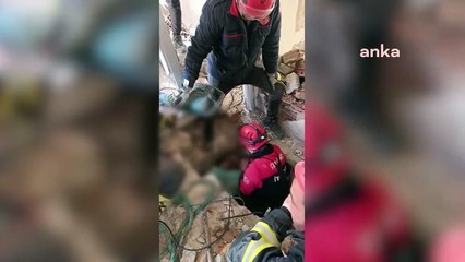 Enkaz altından çıktı, ilk isteği 'bir bardak su' oldu