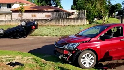 Colisão seguida de capotamento é registrada no bairro São Cristóvão