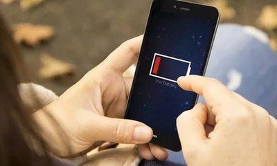 موظف سابق يكشف أن فايسبوك يستنزف بطارية هاتفك من دون علمك