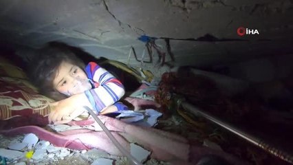 Suriye'de 3 çocuk enkazdan sağ çıkarıldı