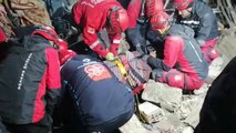 İGDAŞ ekipleri 65 saat sonra bir kişiyi sağ kurtarıldı