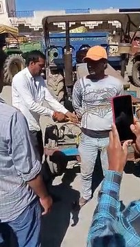 Youth caught stealing 15 kg of soyabean from mandi, farmers tied him to tractor and beat him, video viral
