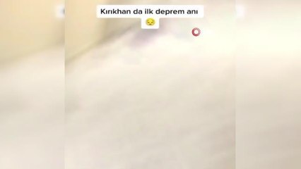 Şiddetli deprem evde yakaladı, korkuları kameraya yansıdı: "Allah'ım sen bizi koru"