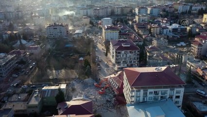 İslahiye'de yıkılan binaların enkazında arama kurtarma çalışmaları sürüyor