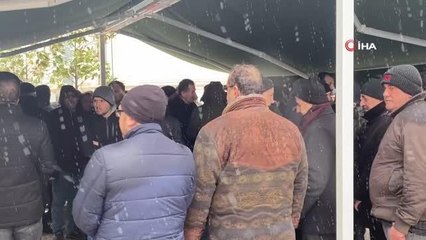 Eşi ve çocuğuyla birlikte enkaz altında can vermişti, Kocaeli'de son yolculuğuna uğurlandı