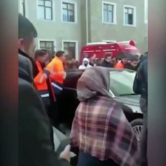 Vatandaşlar tepki gösterince Bakan Karaismailoğlu ve Vali bölgeden uzaklaştı