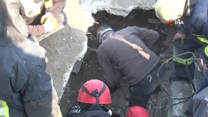 Hatay'da enkazın altındaki baba 53 saat sonra kurtarıldı, 3 çocuğu hayatını kaybetti