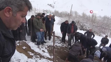 Depremde hayatını kaybeden anne ve 2 çocuğu gözyaşları arasında toprağa verildi