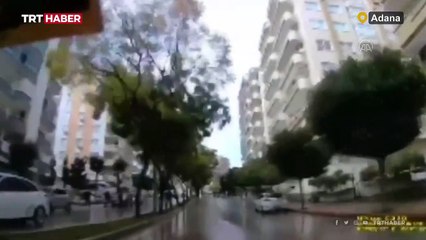 Adana'da deprem anı araç kamerasına yansıdı