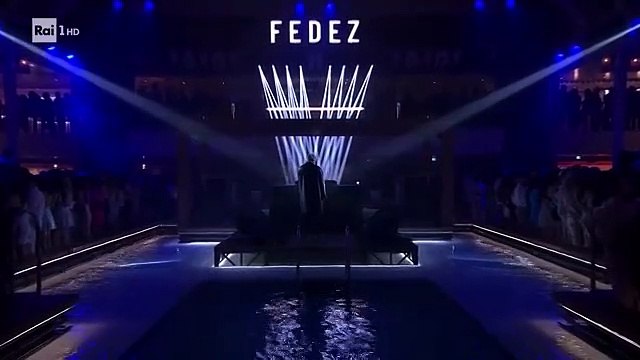 Sul palco dell’Ariston Fedez strappa una foto del viceministro delle Infrastrutture Galeazzo Bignami travestito da gerarca nazista