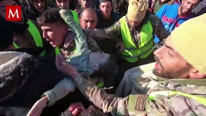 Niña protege a su hermanito tras quedar atrapados bajo los escombros en Siria