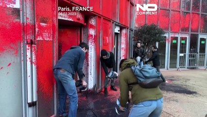 «شما جیب خود را پر می‌کنید، ما سختی می‌کشیم»؛ فعالان اقلیمی به جان ساختمان «توتال انرژی» افتادند
