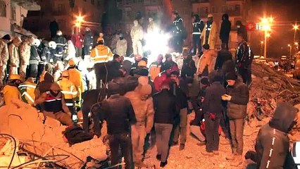 Diyarbakır’da 72 saat sonra bir kadın canlı olarak enkaz altından çıkartıldı