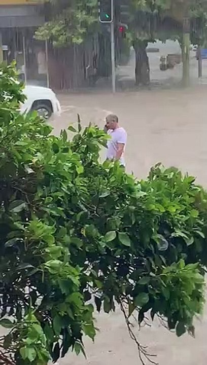 Hewitts Creek breaks banks and floods Lawrence Hargrave Drive/Illawarra Mercury/ 9.02.23