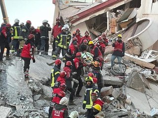 Gaziantep'te 3 kişilik aile, depremden 76 saat sonra enkazdan sağ çıkarıldı