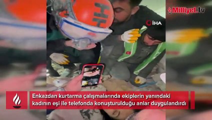 Enkazdan kurtarma çalışmalarında ekiplerin yanındaki kadının eşi ile telefonda konuşturulduğu anlar duygulandırdı