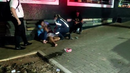 Jovem é atendida pelo Samu após desmaios em via pública no centro de Cascavel