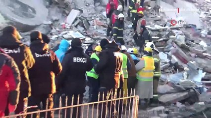 Depremin 76. saatinde gelen mucize! Baba ve oğlu kurtarıldı, gözyaşları sel oldu