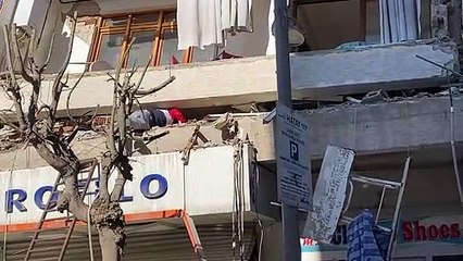 Enkaza başını sokup, 'anne anne' diye seslendi