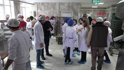 ÖĞRETMEN VE ÖĞRENCİLER DEPREMZEDELER İÇİN GÜNDE 50 BİN EKMEK ÜRETİYOR