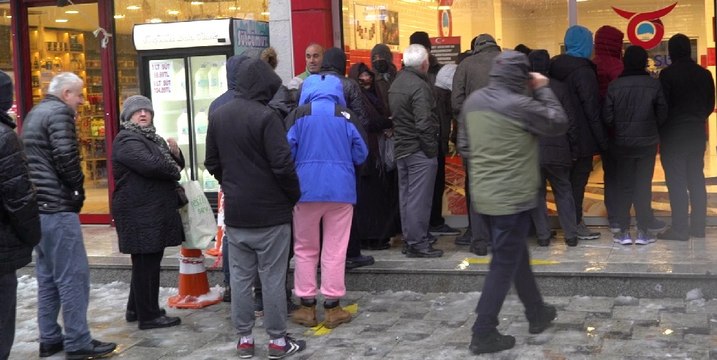 Vatandaş eksi 1 derecede, kar altında ucuz et kuyruğunda