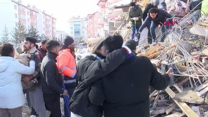 DEPREM ENKAZINDA ŞEHİT OĞLUNUN HATIRALARINI ALMAK İÇİN BEKLEDİ