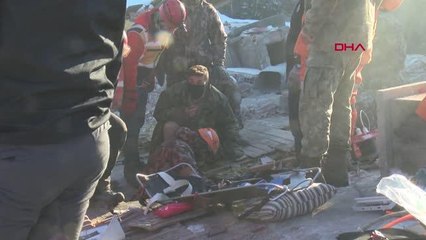 60 YAŞINDAKİ MERAL NAKIR, 77 SAAT SONRA ENKAZDAN CANLI KURTARILDI