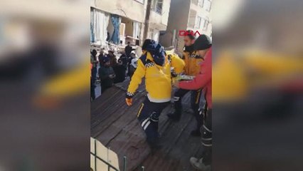 Kahrmanmaraş'ta 6 aylık ikiz bebeklerden birive 8 yaşındaki ablası 78 saat sonra enkazdan kurtarıldı