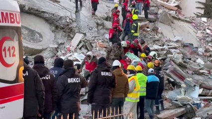 Gaziantep'te 3 kişi depremden 76 saat sonra enkazdan kurtarıldı