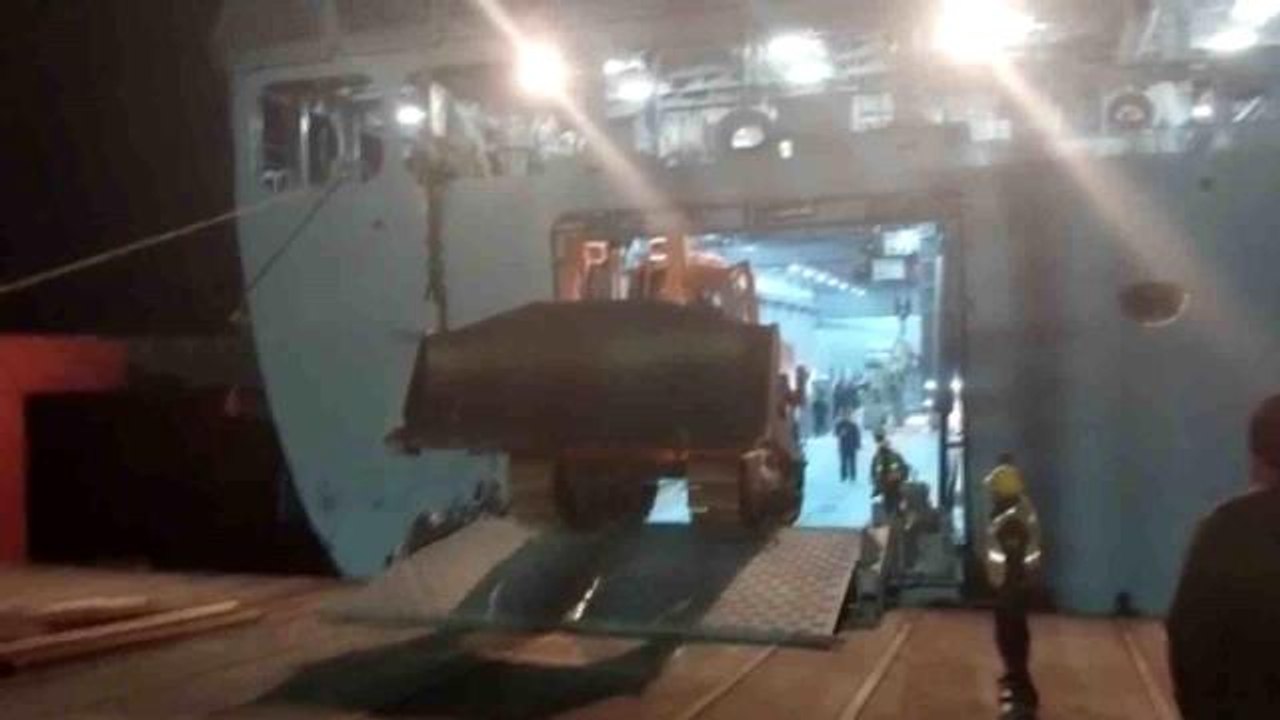 MSB: "TCG Sancaktar ve TCG Bayraktar gemileri iş makinelerini İskenderun Limanına ulaştırdı"