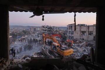 Tải video: El número de fallecidos supera la barrera de los 15.000 tres días después del terremoto en Turquía y Siria