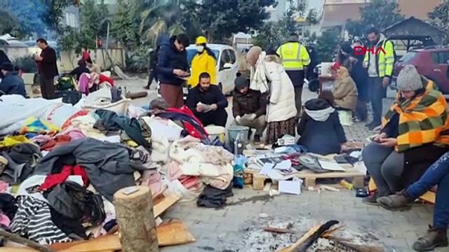 Adana'dan yürek burkan görüntü! Yakınlarına ait eşyaları gözyaşları içinde aradılar