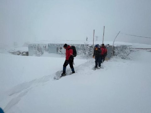 YOĞUN KAR NEDENİYLE ÇALIŞTIĞI MADENDE MAHSUR KALAN BEKÇİYİ JANDARMA KURTARDI