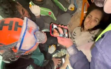 72 saat sonra enkazdan çıktı ilk isteği eşinin sesini duymak oldu