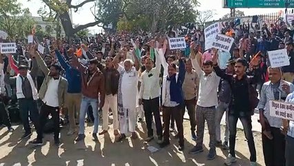 14 सूत्रीय मांगों को लेकर धरने पर बैठे विद्युत ठेकाकर्मी... देखिए VIDEO