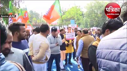 Download Video: जासूसी कांड को ले दिल्ली CM केजरीवाल के आवास के बाहर BJP का प्रदर्शन, लगाए गंभीर आरोप