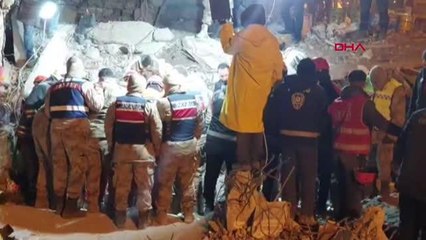 DİYARBAKIR'DA 72 SAAT SONRA BİR KADIN YARALI KURTARILDI