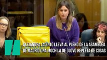 Alejandra Jacinto lleva al Pleno de la Asamblea de Madrid una mochila de Glovo repleta de cosas: 