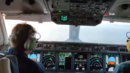 Rus yangın söndürme uçağı İskenderun Limanı'ndaki yangına müdahale etti