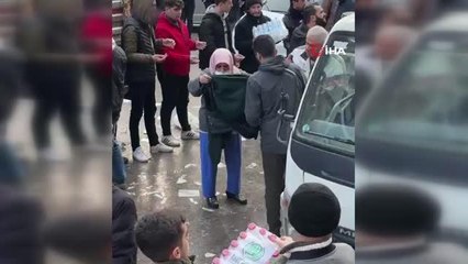 Batman'da yürek ısıtan görüntü...Üstündeki ceketi çıkarıp depremzedelere gönderdi