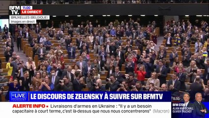 Скачать видео: Volodymyr Zelensky ovationné lors de son arrivée au Parlement européen à Bruxelles