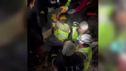 17 YAŞINDAKİ ÖMER, TURGUT REİS MAHALLESİNDEKİ ENKAZDAN DÜN SAAT 23.00'TE KURTARILDI