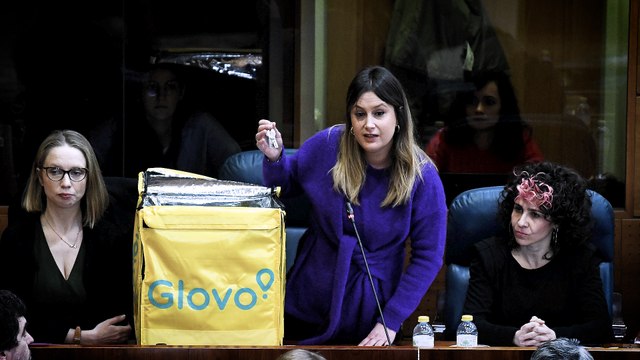 Podemos afea a Ayuso el peso de los madrileños con una mochila de Glovo
