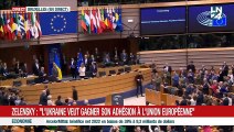 Regardez le président ukrainien Volodymyr Zelensky, drapeau de l’Europe à la main, acclamé par le Parlement européen à Bruxelles - VIDEO